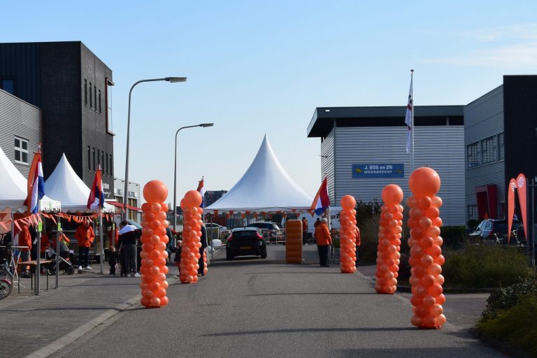 Oranjevereniging Moordrecht zit niet stil en haalt NOS met tompouce drive in