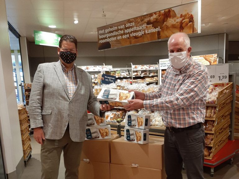 Plus Wensveen schenkt Zonnebloem Nieuwerkerk Paasstollen voor deelnemers