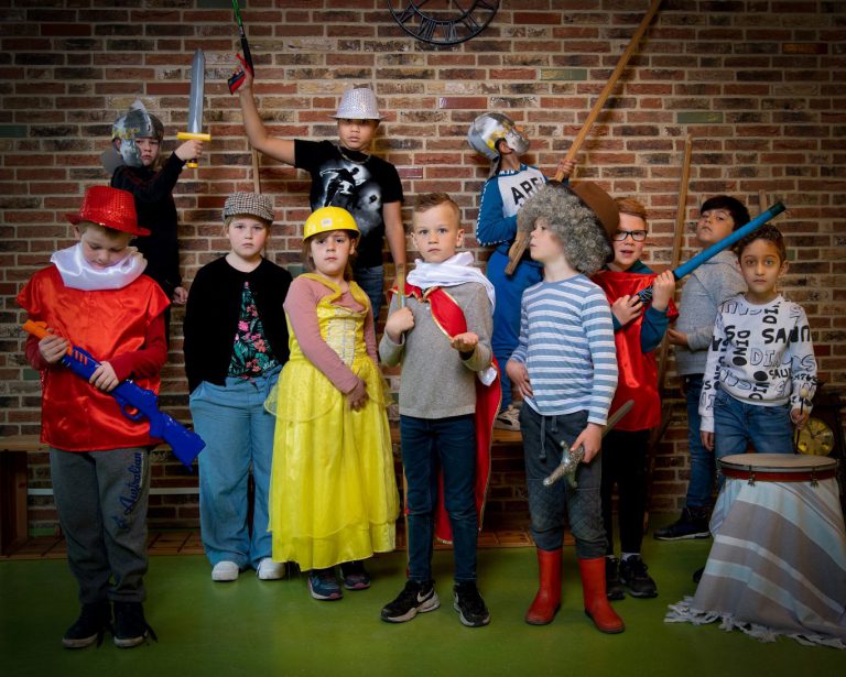 Kinderen wekken De Nachtwacht tot leven tijdens de Toekomst Challenge-dag bij IJsselkids Kinderopvang.