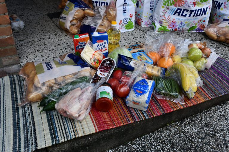 Moskee Errahmane schenkt 27 tassen vol levensmiddelen aan de Boodschappenkast
