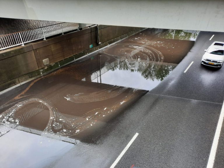Wateroverlast Cortlandt-Aquaduct zorgt voor verkeersinfarct op A20