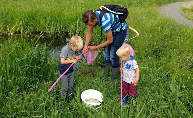 In de buurt waterkwaliteit meten voor onderzoek