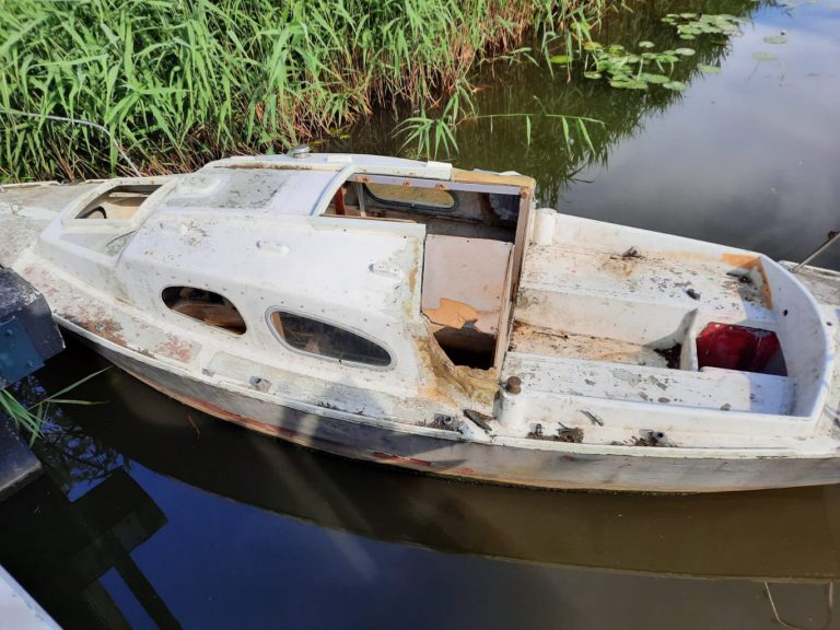 Hoogheemraadschap gaat bootwrak Boezembrug Moordrecht openbaar verkopen