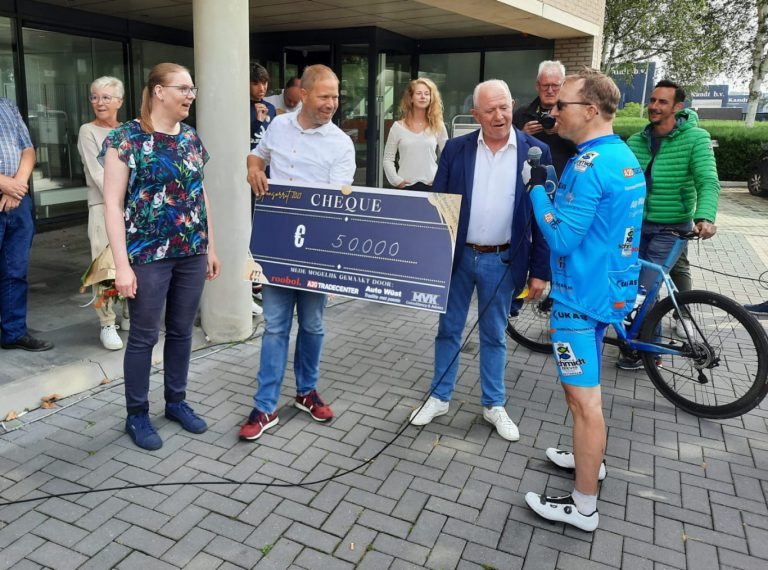 24uurs fietstocht levert 50.000 euro op voor de boodschappenkast (+video)