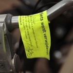 gele-sticker-verwijderen-van-fiets-wrak
