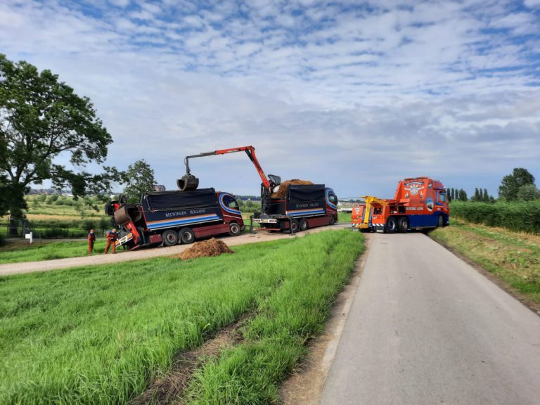 Shit happens: mestwagen zakt weg in zachte berm (+video)