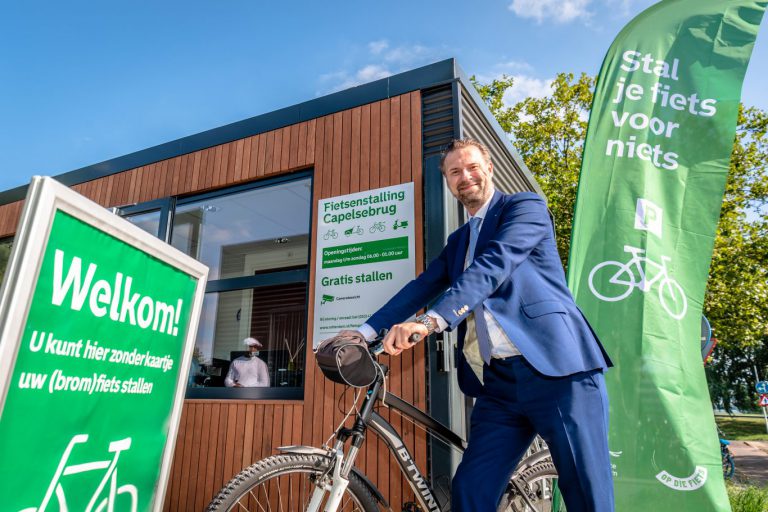 Grotere fietsenstalling bij OV -knooppunt Capelsebrug geopend