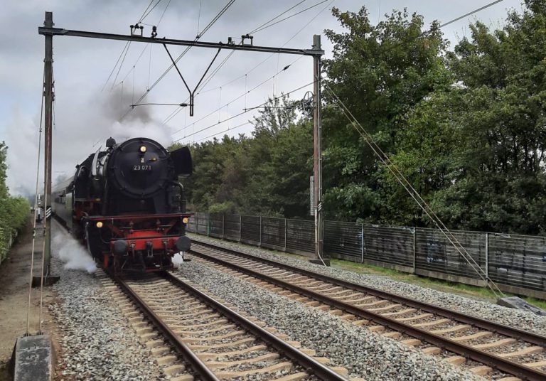 Treinenspotters in extase: stoomstichting rijdt weer tussen depot Rotterdam en Gouda