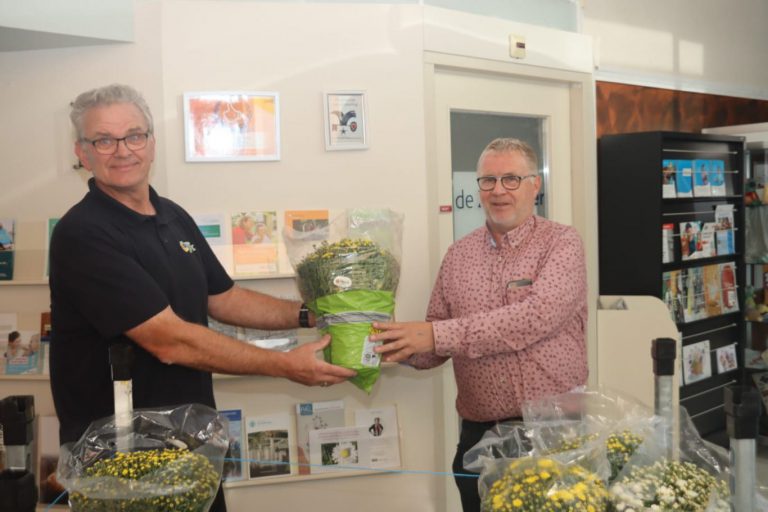 Tuincentrum Van der Spek verrast bewoners zorgcentra met vrolijke herfstplant