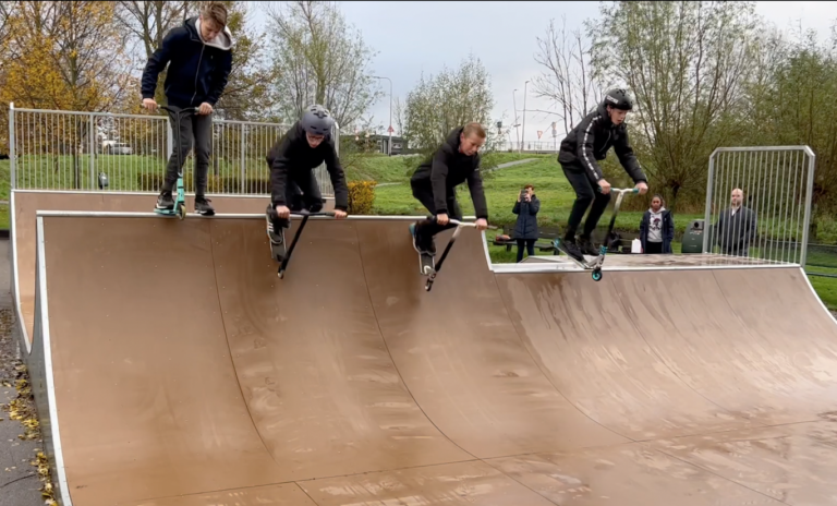 Opening door jongeren gebouwde Skatebaan in Moordrecht