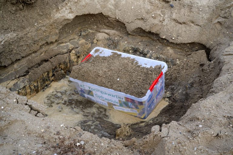Basisschoolleerlingen begraven tijdcapsule in Koningskwartier