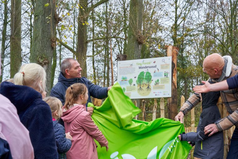 Eerste Tiny Forest van Zuidplas bij Montessorischool in Nieuwerkerk