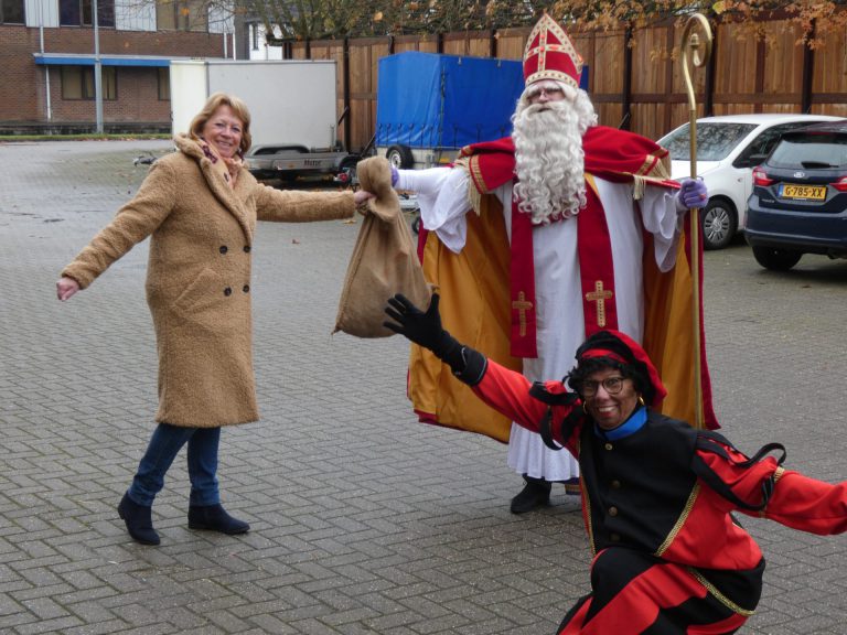 Zuidplas Helpt ontvangt lading strooigoed van Sinterklaas