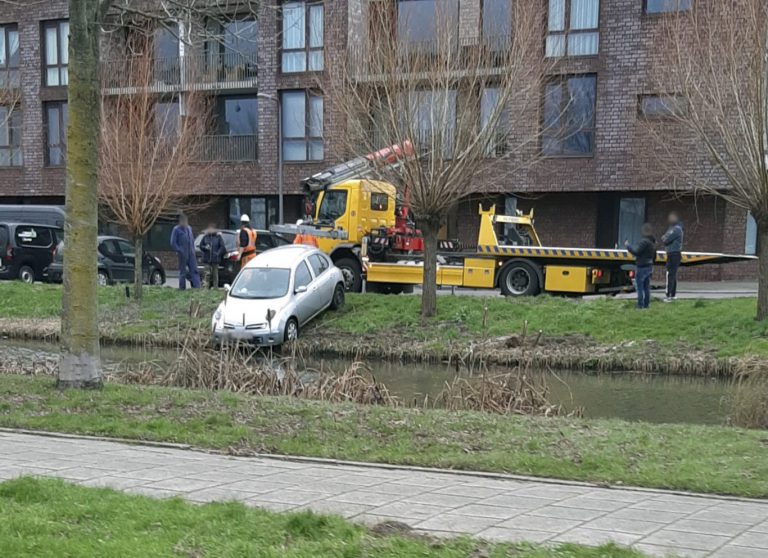 Auto schiet sloot in aan Donge te Nieuwerkerk aan den IJssel
