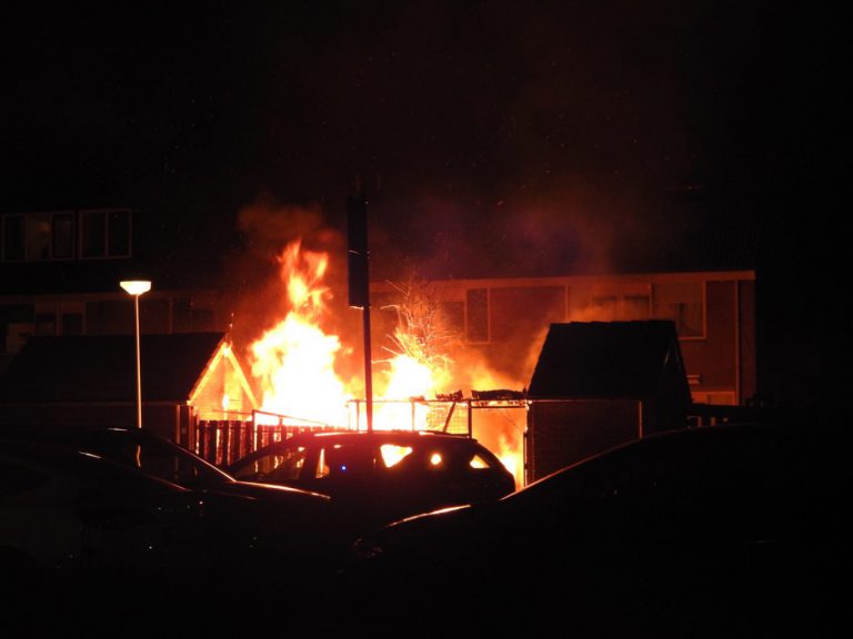 Felle brand bij woningen Bronsmos/Schijfmos in Nieuwerkerk snel onder controle