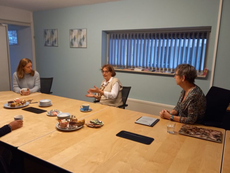 Minister Schouten brengt werkbezoek aan Stichting Leergeld Hollandsche IJssel