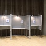 Lege stemhokjes op het gemeentehuis