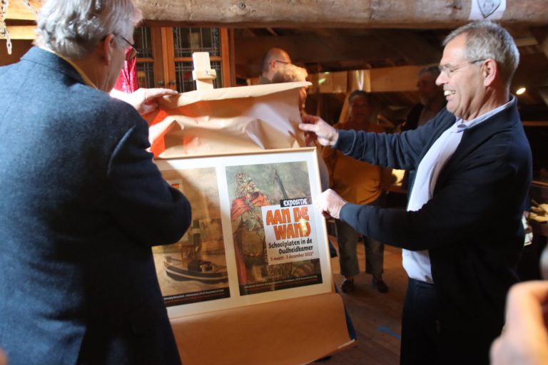 Opening tentoonstelling oude schoolplaten in Oudheidkamer Nieuwerkerk (+video)
