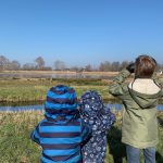 thumbnail_1. Kinderen kijken door hun verrekijkers naar de grutto’s