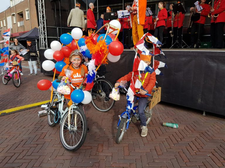 Van lawaaioptocht tot paardenkoets tijdens Koningsdag 2022 in Zevenhuizen