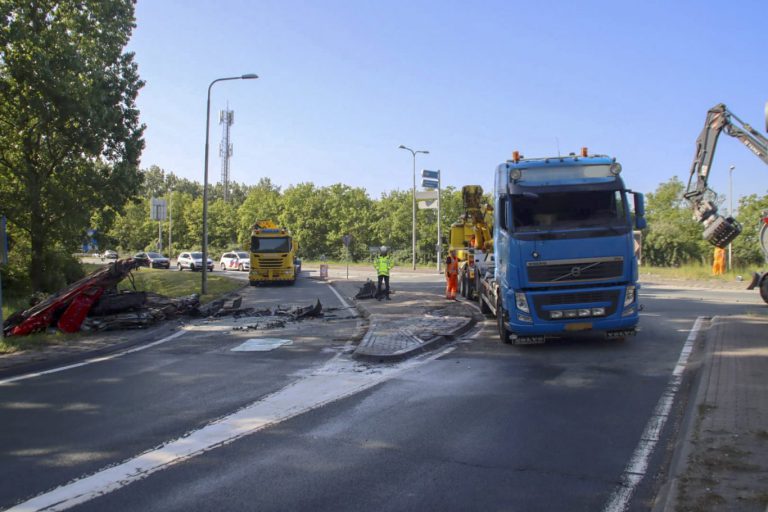 Vrachtwagen kantelt : autowrakken over rotonde bij N219/A20 Nieuwerkerk
