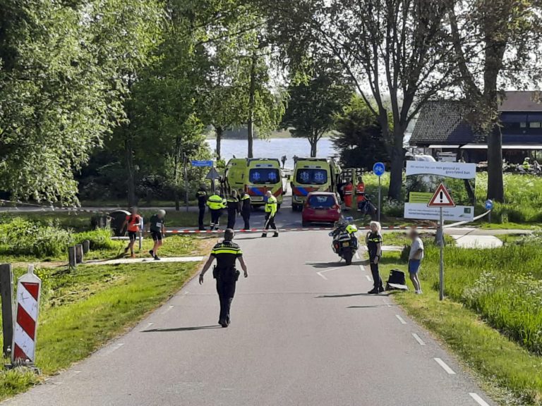 Fietser ernstig gewond na aanrijding strandweg Oud Verlaat