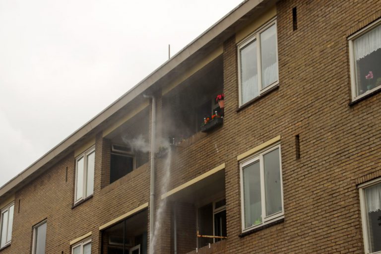 Wierook op balkon oorzaak van brandje flatwoning Nieuwerkerk