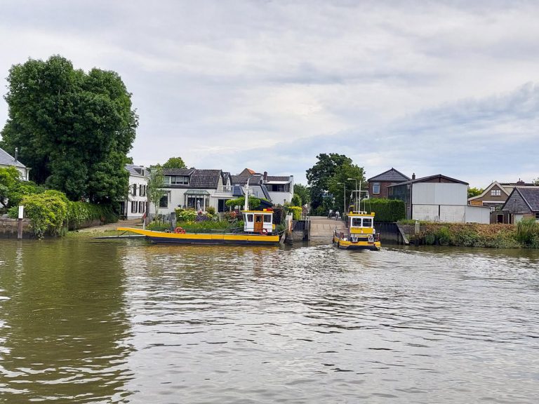 Moordrechtenaar duikt Hollandsche IJssel in om vermist kind uit Gouderak te redden