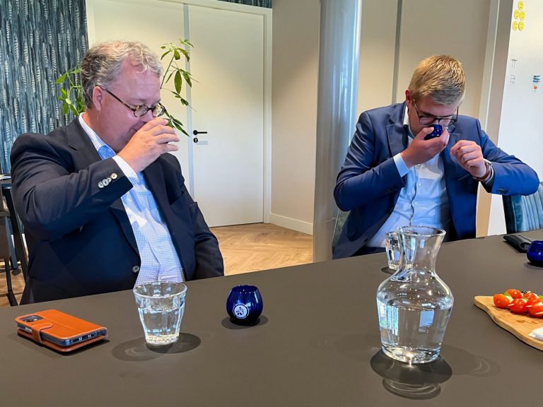 Burgemeester Weber op bezoek bij ‘Nieuwerkerkse’ olijfolie