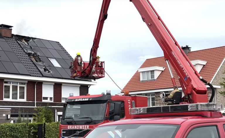 Moerkapelle: brand in dak met zonnepanelen (+video)