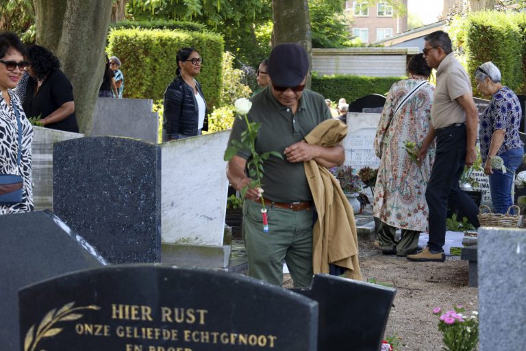 Jong en oud eren eerste generatie Molukkers bij herdenking bij eeuwige bescherming graven van KNIL militairen in Moordrecht (+video)