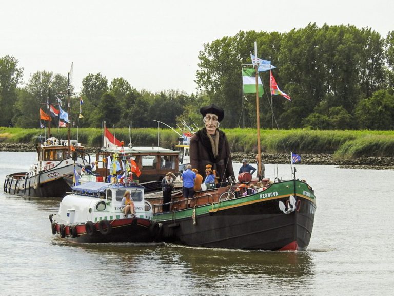 Vloot historische schepen brengt Erasmus van Rotterdam naar Gouda (video)