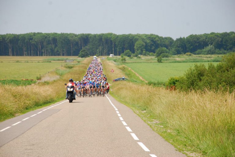 Wielerkaravaan L’Etape Rotterdam by Tour de France fietst voor actie “Samen Touren tegen Kanker” door regio