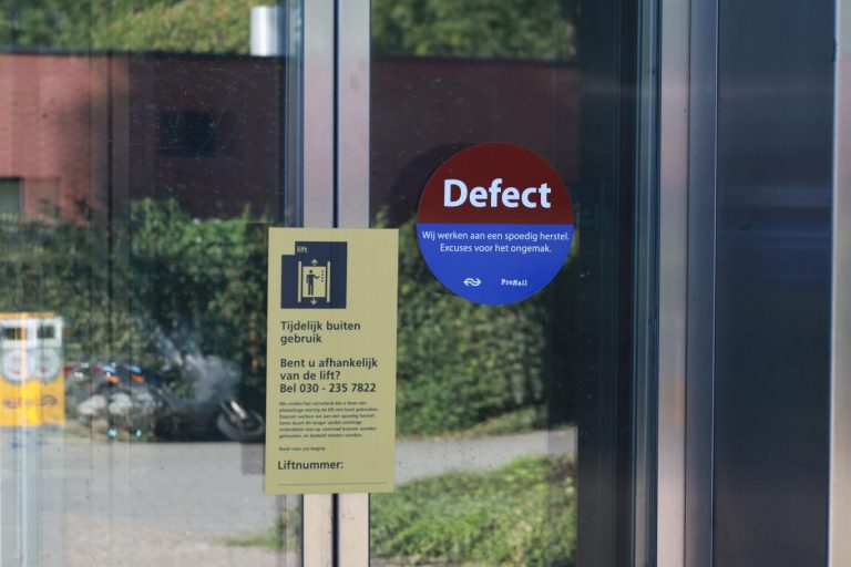 ProRail : Terugkerende defecte liften station Nieuwerkerk komt door hangjongeren