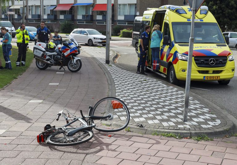 Fietser en scooter botsen in Nieuwerkerk