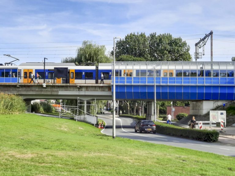 Beton viaduct station Nieuwerkerk krijgt verflaag