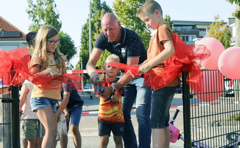 Opgeknapte speeltuin geopend tijdens buurtfeest aan de Seine Nieuwerkerk (video)