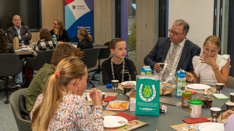 Kindergemeenteraad eet gezond ontbijt in gemeentehuis