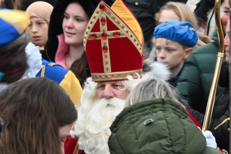 Moordrecht geniet bij aankomst Sinterklaas (video)