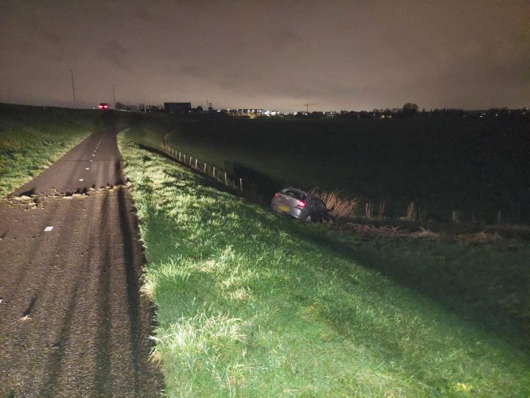 Auto schiet van dijk af in Moordrecht – bestuurder vlucht en later vermoedelijk aangehouden