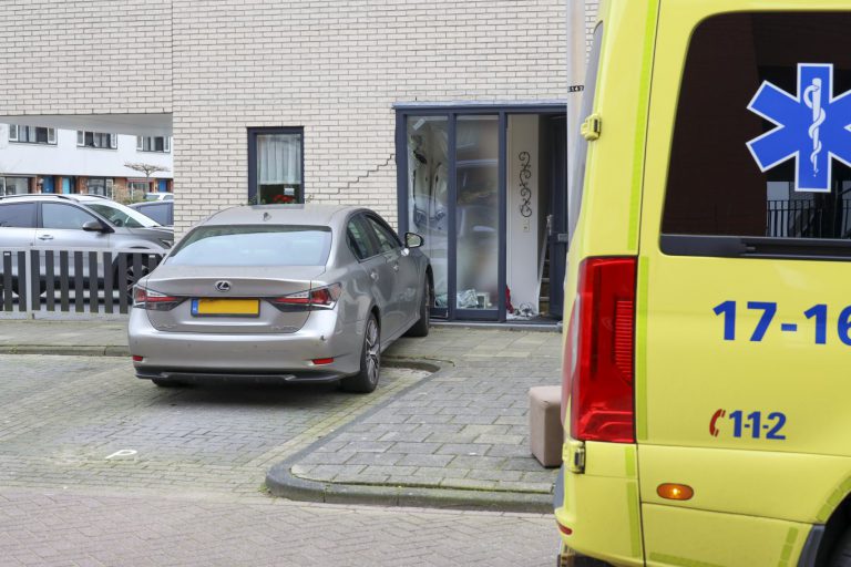 Auto schiet door uit parkeervak en ramt pui aan de Schelde in Nieuwerkerk