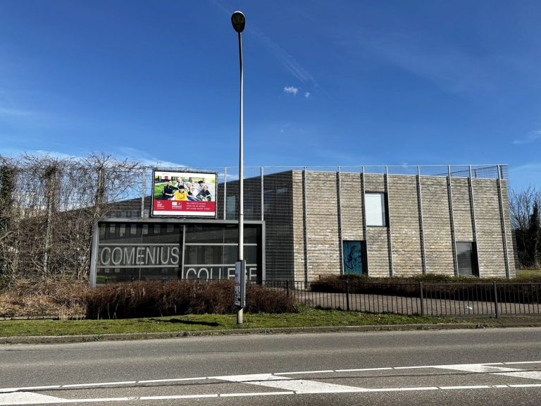 Tijdelijke huisvesting Comenius College Nieuwerkerk op eigen schoolplein