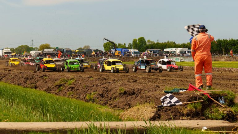 Actie, stof en zon tijdens Autocross Zevenhuizen 2023