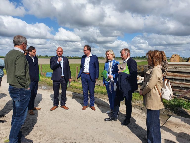 Delegatie Europarlementariërs maken een agrarische tour door Nederland