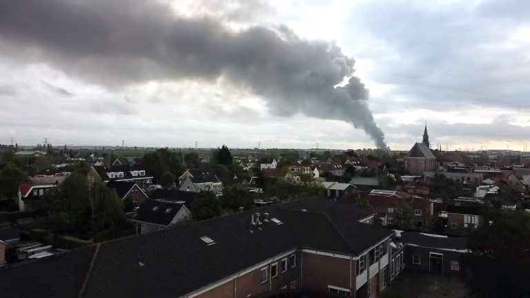 Waarschuwing gemeente Zuidplas voor neergekomen roet en glas na brand Bleiswijk