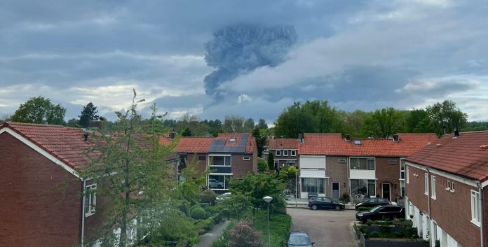 Grote brand te zien vanuit Nieuwerkerk