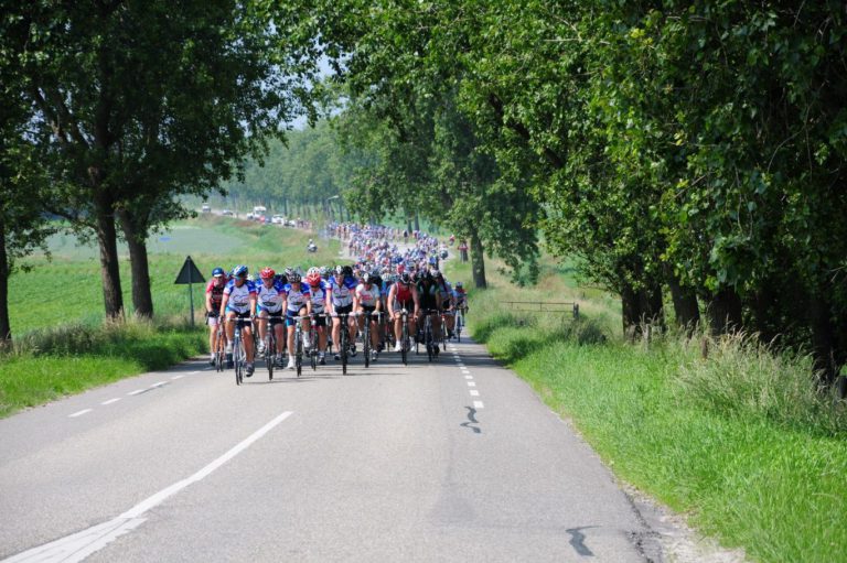 Wielerkaravaan L’Etape Rotterdam by Tour de France fietst voor actie “Samen Touren tegen Kanker” door regio
