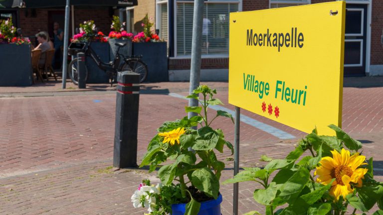 Moerkapelle krijgt extra dorpsnaam door fleurige winkelstraat
