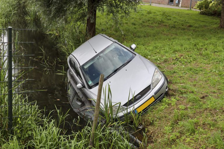 Auto te water tijdens uitladen bij ‘t Blok in Nieuwerkerk