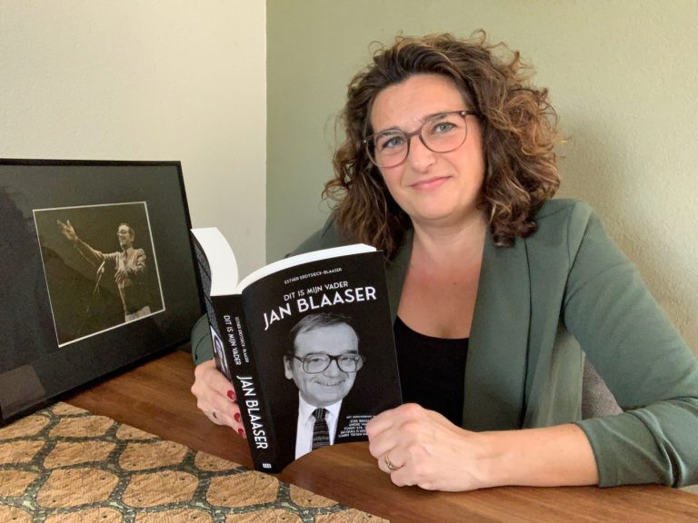 Nieuwerkerkse Esther schreef boek over haar beroemde vader Jan Blaaser